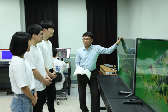 실습 지도 중인 김원진 교수(오른쪽 첫번째). 본인 제공